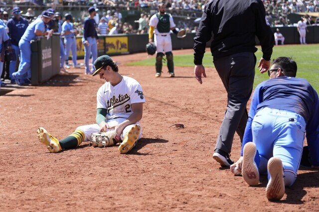 Le lanceur des Blue Jays, Yusei Kikuchi, humilié après une collision avec un adversaire des A's pour récupérer le pop foul